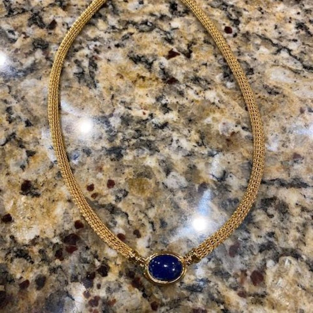 Beautiful necklace with gemstone and mesh chain